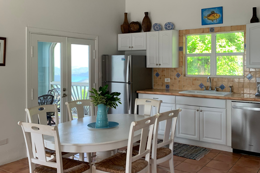 Tips for Saving money on Vacation: Fun, Food & Freebies | Having a vacation rental with a kitchen can help save money on food!