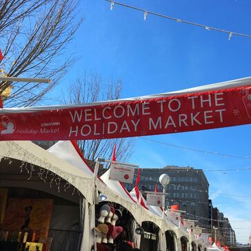 6 Ways to Experience the Holidays in Washington, DC, including shopping at an outdoor holiday market. 