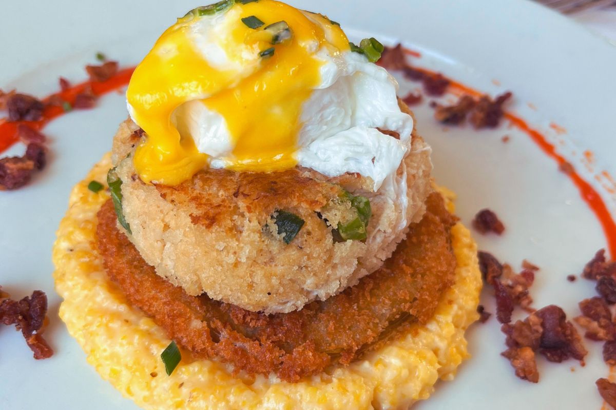 Eggs benedict with crab cake - Food & Drink