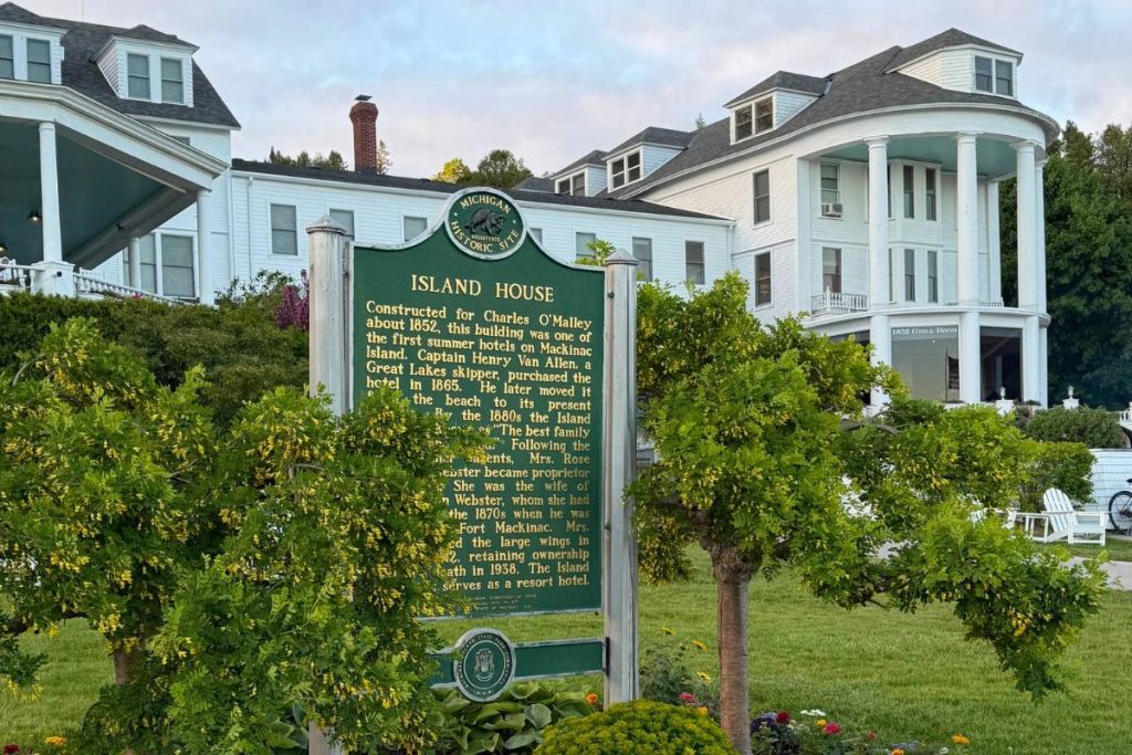 Front view of the Island House Hotel Mackinac Island 