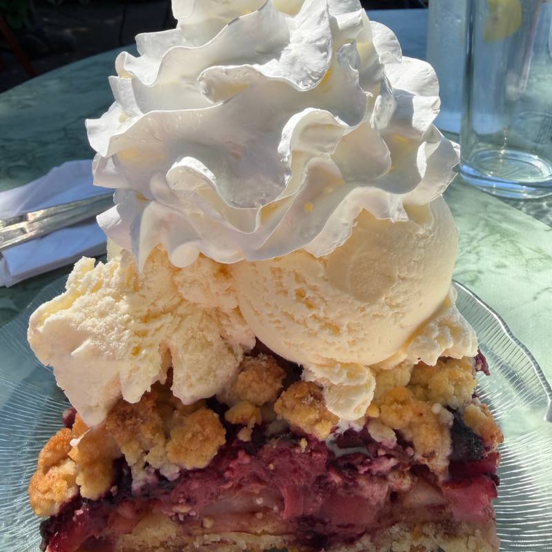Legs Inn Polish Berry Szarlotka dessert
